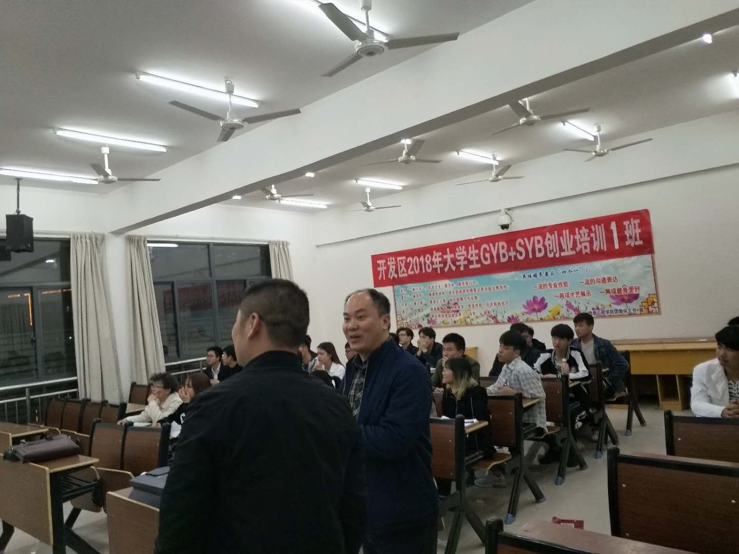 開(kāi)發(fā)區公共就業(yè)人才服務(wù)局培訓負責人到高校園區創(chuàng  )業(yè)孵化基地進(jìn)行實(shí)地考察